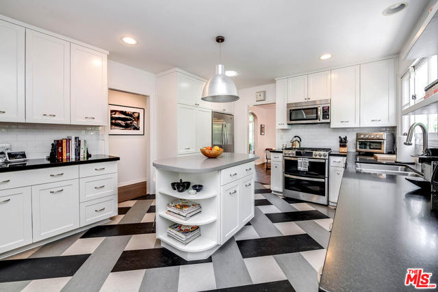 4150 Elmer Avenue, Studio City CA: https://media.crmls.org/mediaz/1d2a6ce2-c61f-4ff6-b510-9fd7f201c3bf.jpg