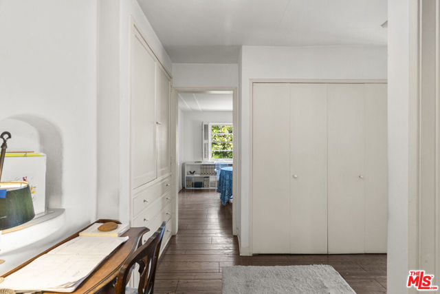 10941 Peach Grove Street, Toluca Lake CA: https://media.crmls.org/mediaz/1d2bebf6-2059-4237-87f8-9473a812d81a.jpg