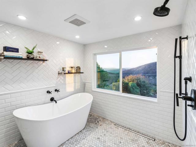 17924 Saint Andrews Dr, Poway CA: https://media.crmls.org/mediaz/1d2c5341-39e5-4da6-a3b4-d277c98e1789.jpg