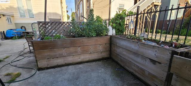 2825 Market St, Oakland CA: https://media.crmls.org/mediaz/1d2cb3ee-4cc9-4319-a8ef-8024c48ff378.jpg