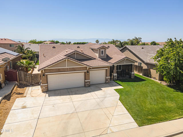 10909 Rainwater Lane, Bakersfield CA: https://media.crmls.org/mediaz/1d2d08ce-d3a8-49c0-a383-fa62fe35541a.jpg
