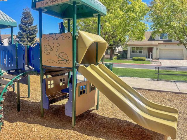 181 Maidenhair St, Pittsburg CA: https://media.crmls.org/mediaz/1d2dc9b4-ce6c-48f4-850d-f5a4aff0b5d1.jpg