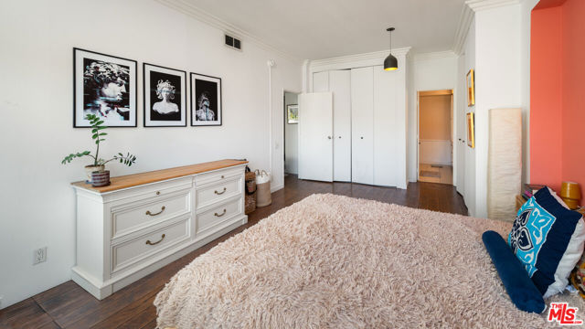 7135 Hollywood Boulevard, Los Angeles CA: https://media.crmls.org/mediaz/1d2eaa84-fe29-4b56-8851-a358c392ca06.jpg