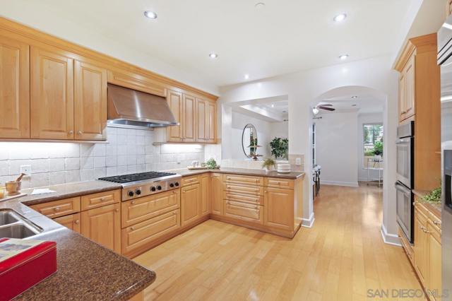 1040 Genter St, La Jolla CA: https://media.crmls.org/mediaz/1d2f57e9-cfe7-45b3-b47e-b77ef631d581.jpg