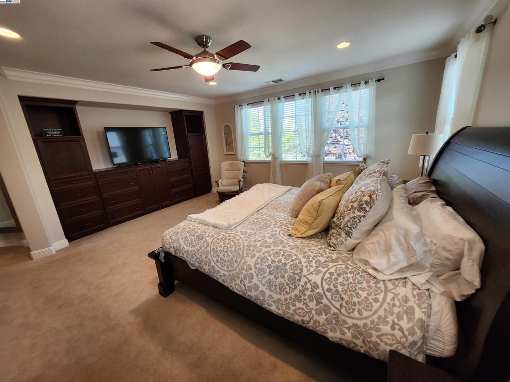 https://media.crmls.org/mediaz/1d2fcf1e-3279-4096-81da-c19390bb2bed.jpg?preset=X-Large
