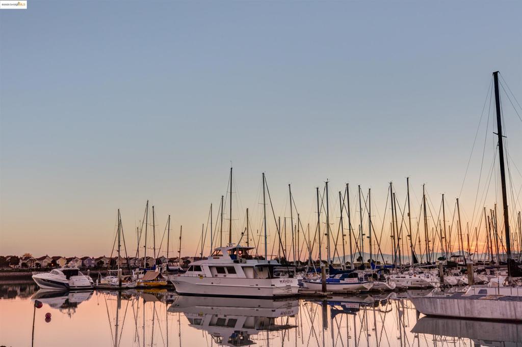 https://media.crmls.org/mediaz/1d304d62-c9c3-4942-95b8-4b39510292f3.jpg?preset=X-Large