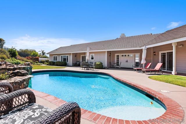 1324 Vista Colina Dr, San Marcos CA: https://media.crmls.org/mediaz/1d323b95-3748-4b7d-bfd2-8e2db0735173.jpg