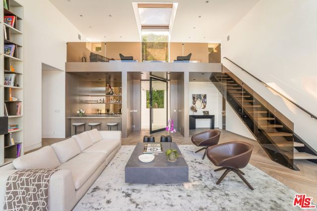 9405 Sierra Mar Place, Los Angeles CA: https://media.crmls.org/mediaz/1d32fd33-100b-4d76-a048-8c638aee79bc.jpg