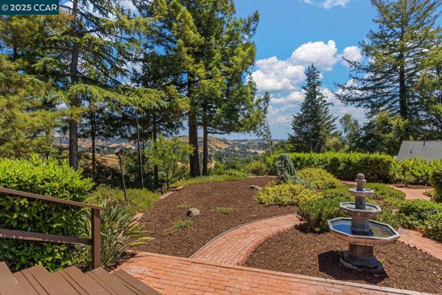 140 Warfield Drive, Moraga CA: https://media.crmls.org/mediaz/1d332da6-7d10-40d4-b233-5eb8af9a8c75.jpg