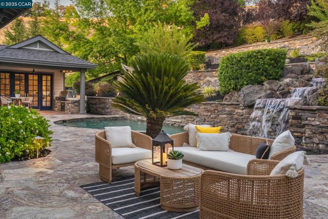 51 Brightwood Cir, Danville CA: https://media.crmls.org/mediaz/1d332ec8-fb1f-4178-9b32-33d94ca6a60f.jpg