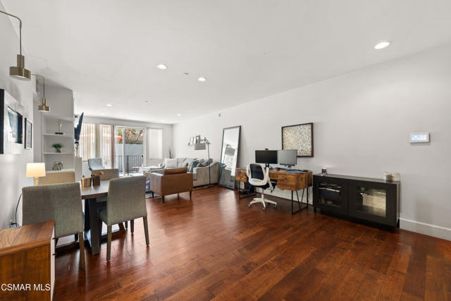 10878 Bloomfield Street, Toluca Lake CA: https://media.crmls.org/mediaz/1d33672a-4e20-476b-a8a4-519f580b5002.jpg