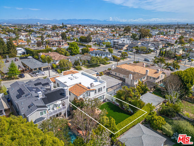 1756 Ruhland Avenue, Manhattan Beach CA: https://media.crmls.org/mediaz/1d33af68-01fb-441f-926d-e2c85c668b62.jpg