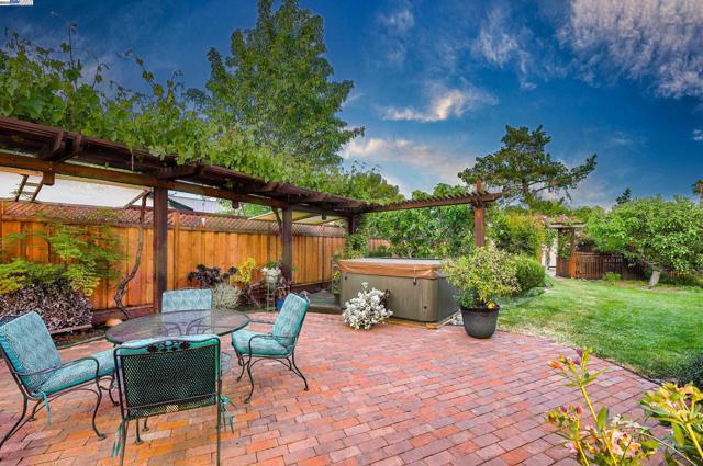 6701 Taffy Ct, Pleasanton CA: https://media.crmls.org/mediaz/1d33bcde-8adb-4020-9c54-bede7f4d9a80.jpg