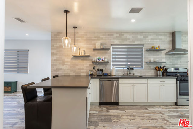 10315 Fairgrove Avenue, Tujunga CA: https://media.crmls.org/mediaz/1d347bd0-a612-465b-806d-249541ccf155.jpg