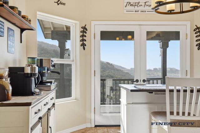 Detail Gallery Image 6 of 65 For 1925 Robinhood Rd, Vista,  CA 92084 - 5 Beds | 4/1 Baths