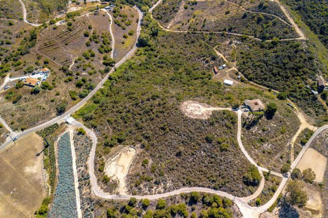 27 Daily Road, Fallbrook CA: https://media.crmls.org/mediaz/1d34fee8-0046-4294-a129-602ce4c2237d.jpg