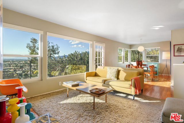 1313 Corona Drive, Glendale CA: https://media.crmls.org/mediaz/1d3573d6-7aa3-49e3-a199-cabd2fcb4905.jpg