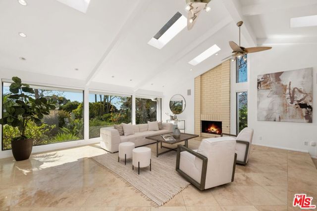 29417 Bluewater Road, Malibu CA: https://media.crmls.org/mediaz/1d360665-9628-47eb-b3a9-a74557af61ec.jpg