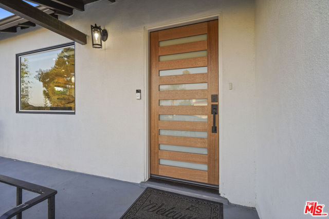 5549 Onacrest Drive, Los Angeles CA: https://media.crmls.org/mediaz/1d366f2a-6e33-4503-be9a-d9186566ce25.jpg