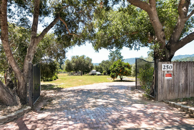 250 Verde Oak Drive, Oak View CA: https://media.crmls.org/mediaz/1d36873d-bdeb-4228-addf-b198cd4f62b8.jpg