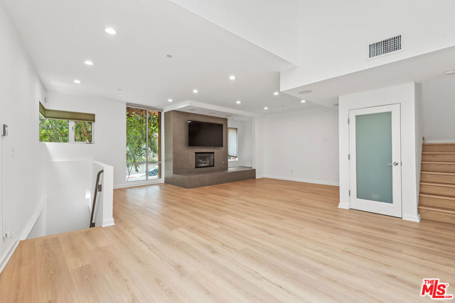 900 N West Knoll Drive, West Hollywood CA: https://media.crmls.org/mediaz/1d37d1e0-3279-4115-a400-c8f8d6f90747.jpg