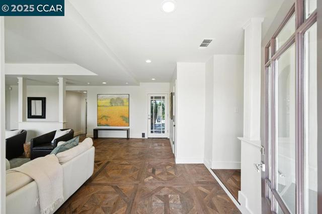 1341 Juanita Dr, Lafayette CA: https://media.crmls.org/mediaz/1d382570-86ce-4c4a-854e-1058a29caa61.jpg