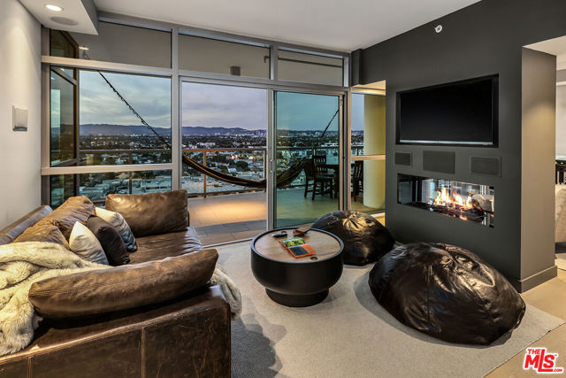 13700 Marina Pointe Drive, Marina del Rey CA: https://media.crmls.org/mediaz/1d389e30-6402-4d5e-ba3f-b53bf1b2f9b7.jpg