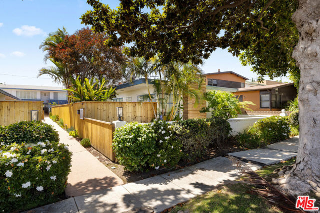 1621 Centinela Avenue, Santa Monica CA: https://media.crmls.org/mediaz/1d38a34b-3410-4a91-848f-88606509d1b9.jpg