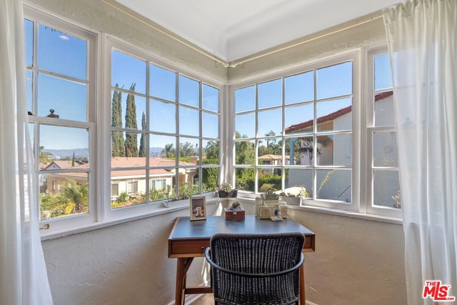 11316 Sunshine Terrace, Studio City CA: https://media.crmls.org/mediaz/1d39bff8-2bf1-4d57-9109-247fe9a8f6c3.jpg