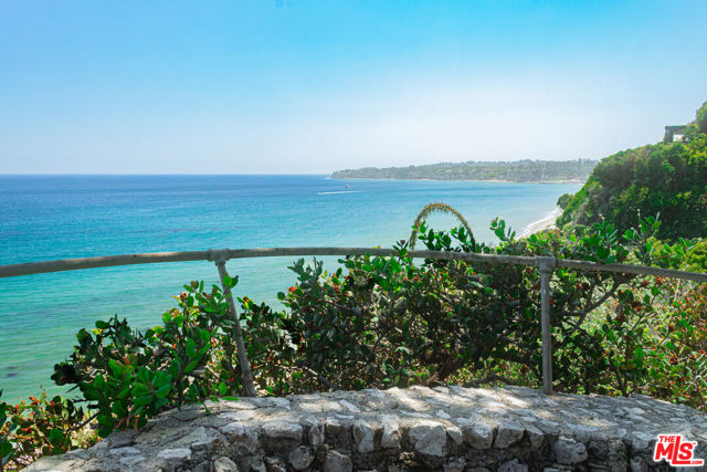 27500 Pacific Coast Highway, Malibu CA: https://media.crmls.org/mediaz/1d3a836e-e0e0-42c1-8411-abf24d34c8f9.jpg