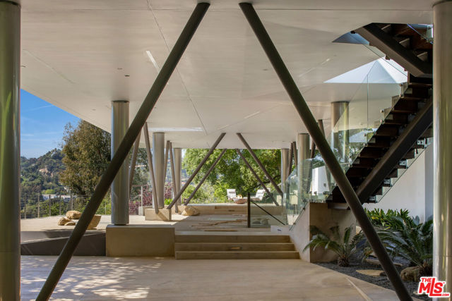 9727 Oak Pass Road, Beverly Hills CA: https://media.crmls.org/mediaz/1d3b0a1c-382b-4a2c-a97a-e205e5ef6fc4.jpg