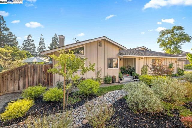 2200 Oneida Cir, Danville CA: https://media.crmls.org/mediaz/1d3b6cdf-46c7-4312-949e-6c00bea3acff.jpg