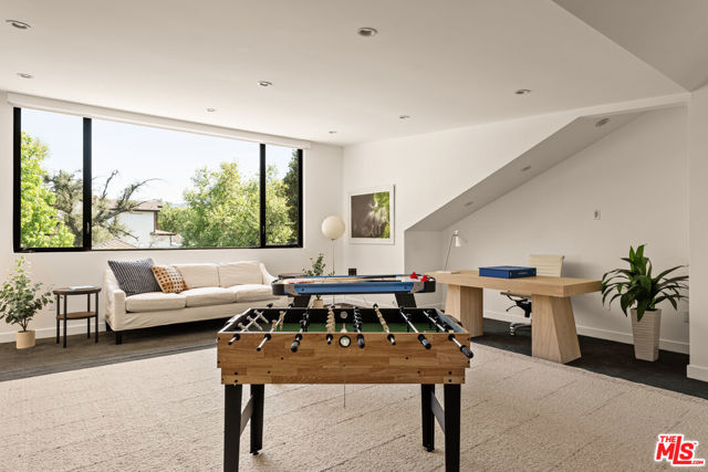 17352 Magnolia Boulevard, Encino CA: https://media.crmls.org/mediaz/1d3b98a9-1e62-4943-80e1-bc3a76a19ca6.jpg