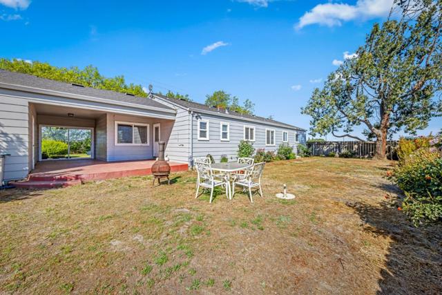 4211 Bolsa Road, Hollister CA: https://media.crmls.org/mediaz/1d3e2e1f-d599-45f8-af63-39a4cdea0de2.jpg
