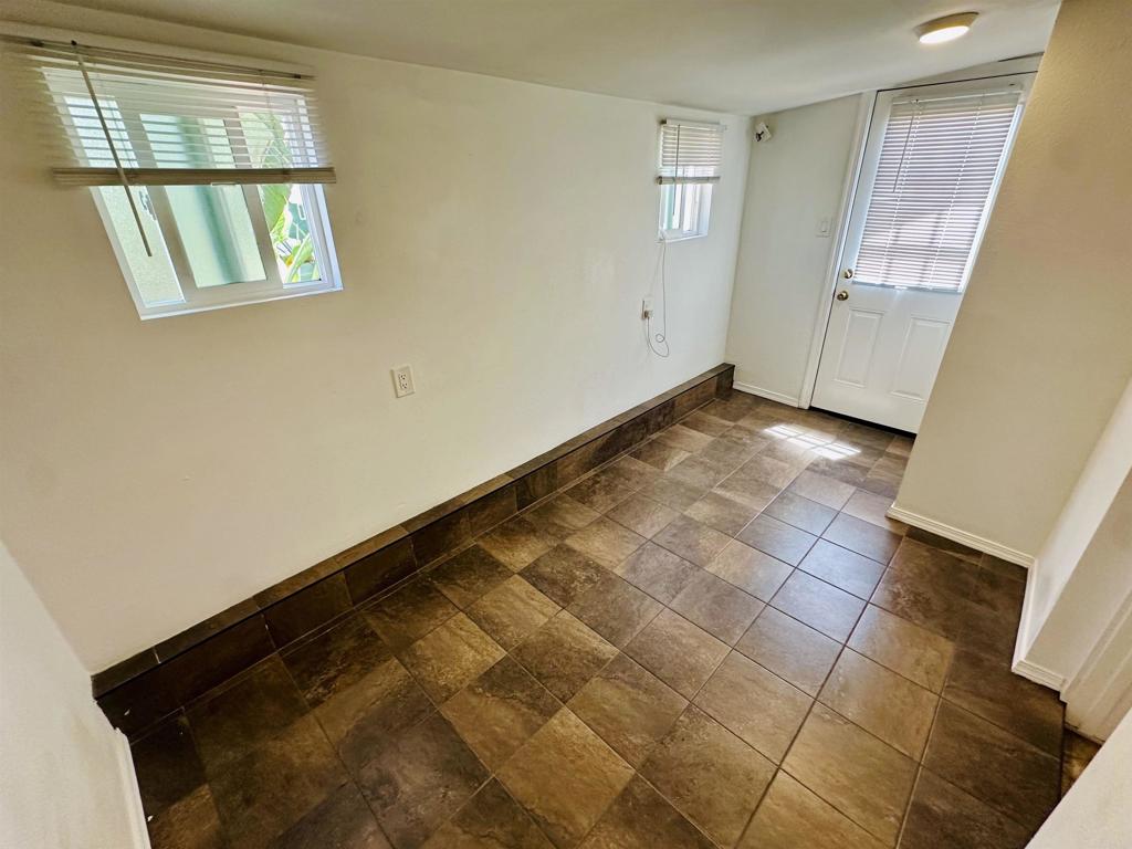 705 Ditmar - photo 15