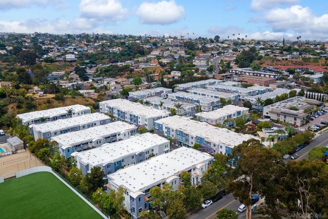 3528 Shoreline Bluff Ln, San Diego CA: https://media.crmls.org/mediaz/1d410e1b-b1ca-454e-8285-830c28f7ae1f.jpg