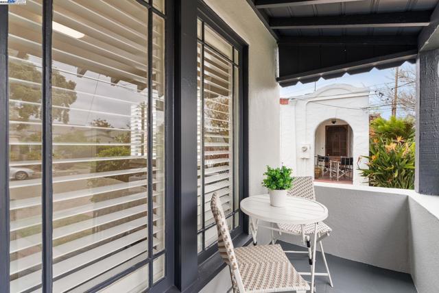 2806 Clay St, Alameda CA: https://media.crmls.org/mediaz/1d41ac9d-bc37-4295-91c1-85d8a995cac9.jpg