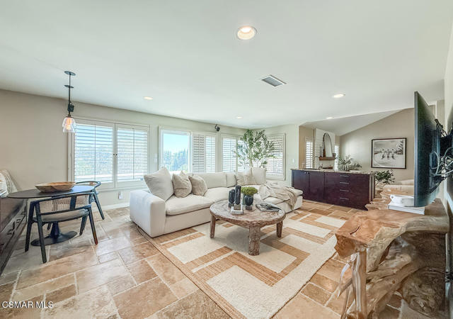 3331 Monte Carlo Drive, Thousand Oaks CA: https://media.crmls.org/mediaz/1d423bb5-ac6d-40db-ba1d-34c201d42222.jpg