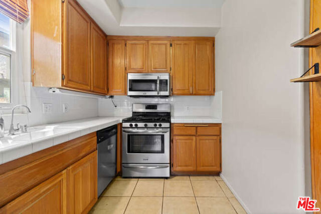 10790 Rose Avenue, Los Angeles CA: https://media.crmls.org/mediaz/1d4332cd-1e2d-4673-8a53-c539730e6bb9.jpg