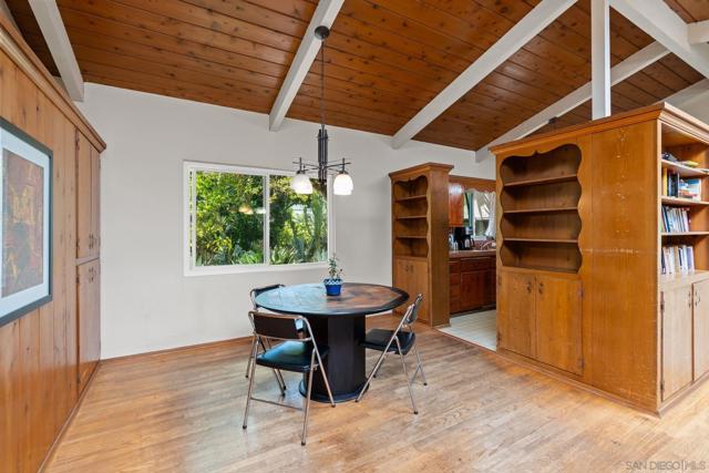 1515 San Dieguito Dr, Del Mar CA: https://media.crmls.org/mediaz/1d4338ec-1ca1-4b69-88b5-4a130a3aa1f9.jpg