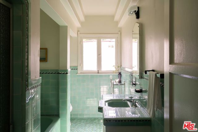 4331 4th Avenue, Los Angeles CA: https://media.crmls.org/mediaz/1d43f3a9-c767-4994-9c67-da048de74dc0.jpg