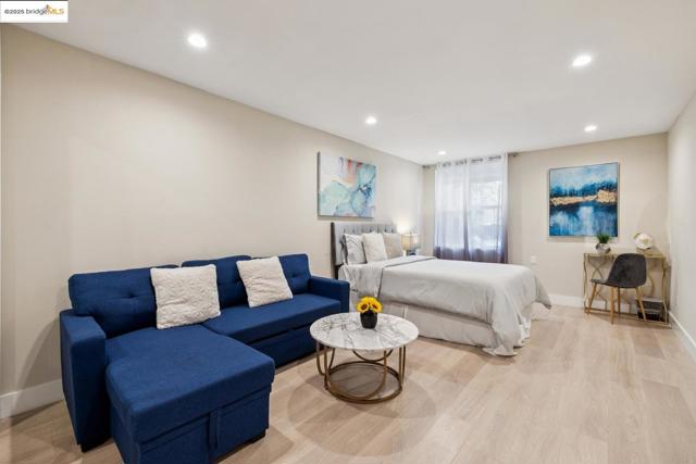 1537 Revere AVE, San Francisco CA: https://media.crmls.org/mediaz/1d4632a2-8a2c-4a99-9edc-f8227d0cbfb7.jpg
