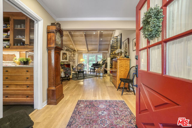 9420 Eden Drive, Beverly Hills CA: https://media.crmls.org/mediaz/1d4741b1-e620-4bdf-b08f-652392680a4c.jpg