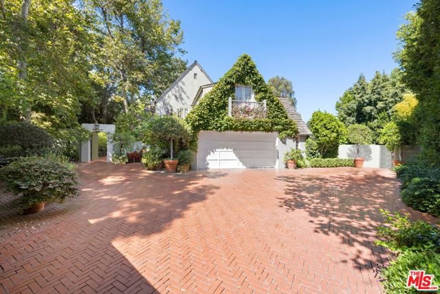616 Perugia Way, Los Angeles CA: https://media.crmls.org/mediaz/1d475cb1-9c74-430d-893d-6da1dac6b01a.jpg
