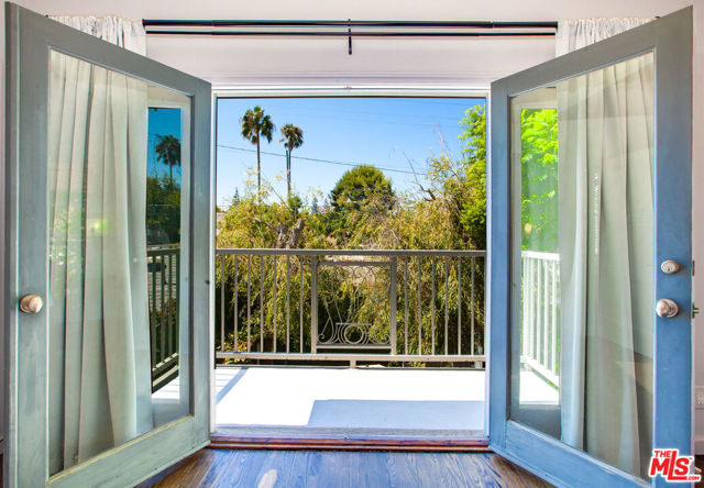 449 Westbourne Drive, West Hollywood CA: https://media.crmls.org/mediaz/1d47d229-568e-4a85-bf8b-5e8083729771.jpg