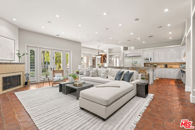 13845 Magnolia Boulevard, Sherman Oaks CA: https://media.crmls.org/mediaz/1d482afd-1519-4550-a282-e1781937d8c0.jpg