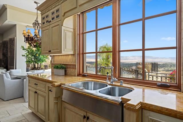28 Grande View Court, Rancho Mirage CA: https://media.crmls.org/mediaz/1d4869c2-722c-4160-8ff3-ae87dce3f1b4.jpg