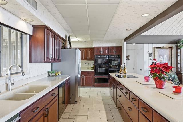 9902 Heavenly Way, La Mesa CA: https://media.crmls.org/mediaz/1d490c8c-6e2c-48e9-8461-393d52217210.jpg