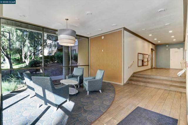 440 N Civic Dr, Walnut Creek CA: https://media.crmls.org/mediaz/1d491a84-5c14-482a-b158-59ab75501ea6.jpg