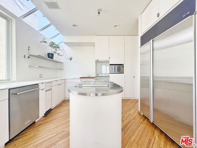 3505 Ocean Front Walk, Marina del Rey CA: https://media.crmls.org/mediaz/1d4945fe-1790-493d-a71f-214b5c4de0a2.jpg